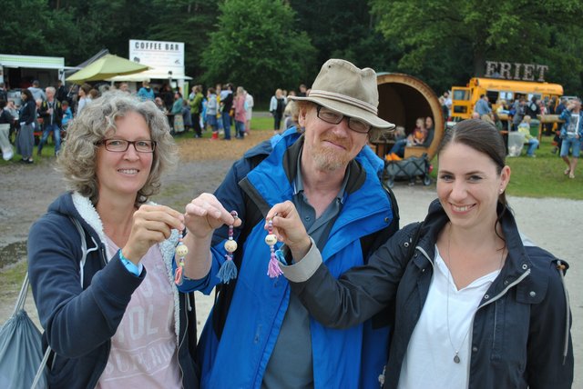 Zeigten ihre bei einem Workshop gefertigten Schlüsselanhänger (v. li.): Stephanie Corey, Wolfgang Küchenmeister und Alexandra Gerstmann
