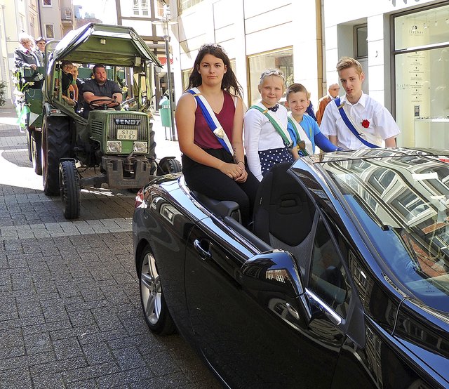 Jugendwürdenträger und Prinz samt Prinzessin beim Umzug