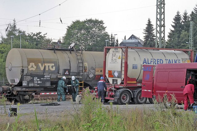 Der VTG-Waggon (hi. li.) in Stade wurde nach dem Austritt des Dichlormethan leergepumt. Ein Tanklastwagen (re.) transportierte die Chemikalie ab
