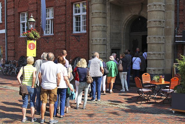 Lange Schlange vor dem Rathaus: Viele "Rock meets Classic"-Fans sind leer ausgegangen | Foto: ab