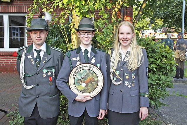 Jungschützenkönig Jona Höhn (Mitte) mit seinen Adjutanten Vivien Eddelbüttel und Niklas Grams