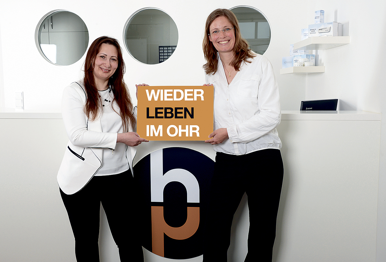 Tatjana Papst (li) und Filialleiterin Andrea Schütz gehen bei der Beratung auf individuelle Bedürfnisse ein