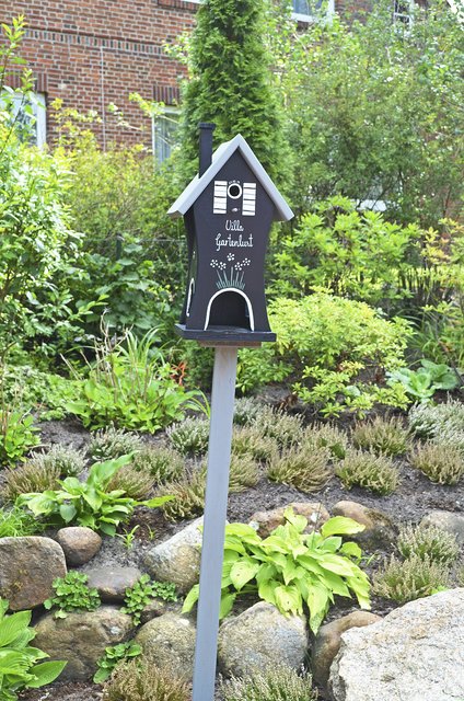 Liebevoll integriertes Detail: Das Vogelhaus, das es zum Richtfest als Geschenk gab
