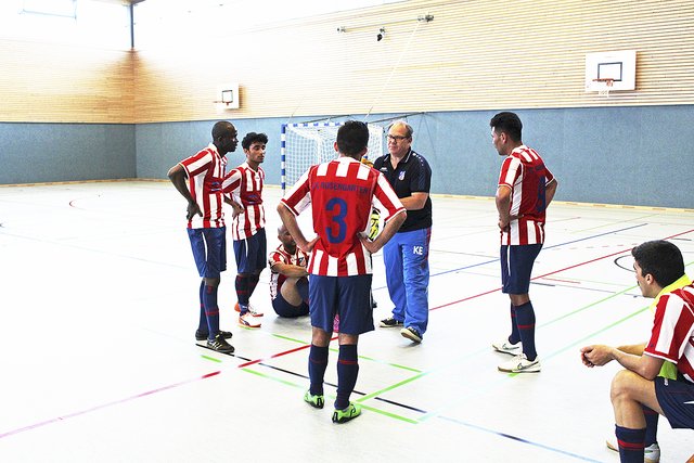 Trainer Karsten Egler motiviert das „Team International“