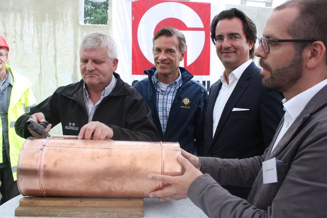 Vor Ort wurde die Kapsel zugelötet: (v. li.) Detlef Stöver (Firma Heidrich, Tostedt), Buchholz' Bürgermeister Jan-Hendrik Röhse, Andreas Tietz und Christoph Frenzel