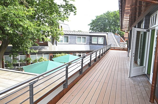 Von den Tagungsräumen gelangt man auf 
den rundumlaufenden Balkon