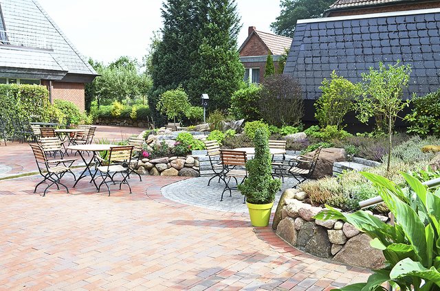 Der Garten wurde mit Wasserlauf neu gestaltet