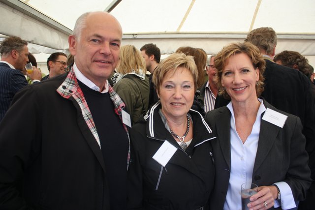 Tari Van Noy (v. re., terra Real Estate) begrüßte Gabriele Schoof und Thies Hauschildt von der Firma RE/MAX