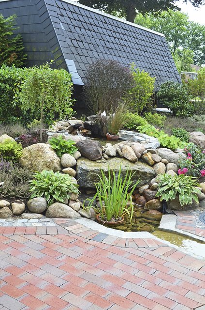 Der Wasserlauf durchfließt den Gartenbereich