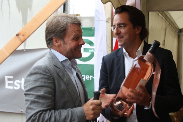 Karsten Groth (Groth-Bau) überreichte Andreas Tietz eine XXL-Flasche Wein