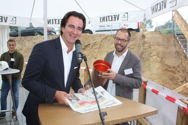 Andreas Tietz und Christoph Frenzel "versenkten" in die Grundstein-Kapsel auch ein WOCHENBLATT