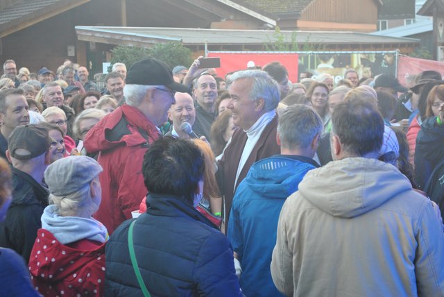 Bad in der Besuchermenge: Stefan Gwildis unterhielt sich angeregt mit den Konzertbesuchern