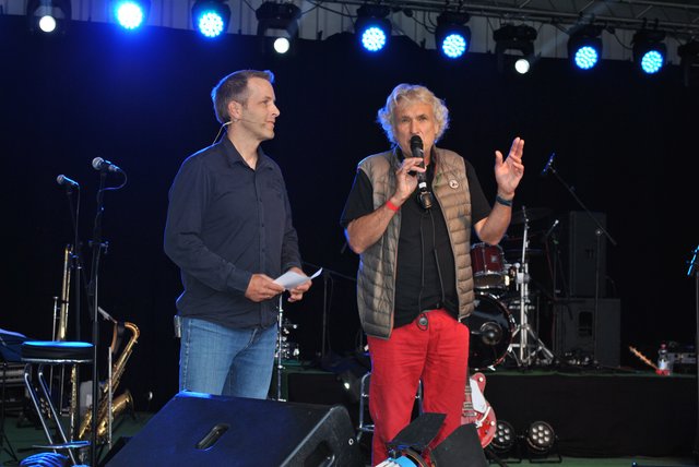 Freuten sich über den Erfolg: Moderator Christoph Reise (li.) und Bernd Jost, Vorsitzender des Vereins "Naturbühne Jesteburg"