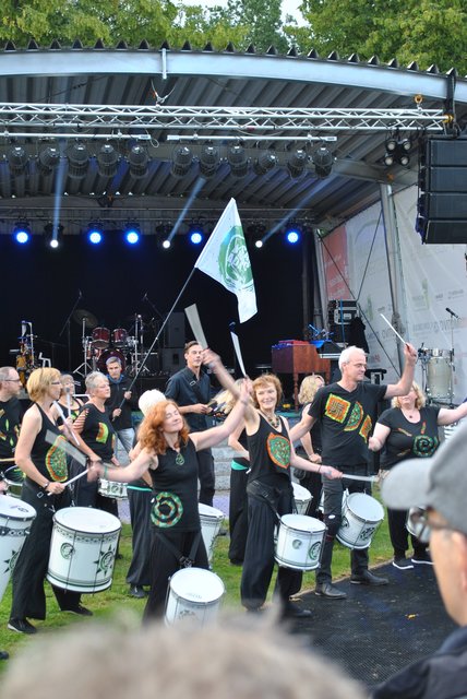 Heizte im Vorprogramm kräftig ein: die Trommlergruppe "Sambucada"