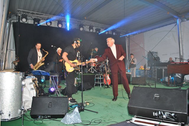 Perfekt aufeinander eingespielt: Stefan Gwildis und die Musiker seiner Band