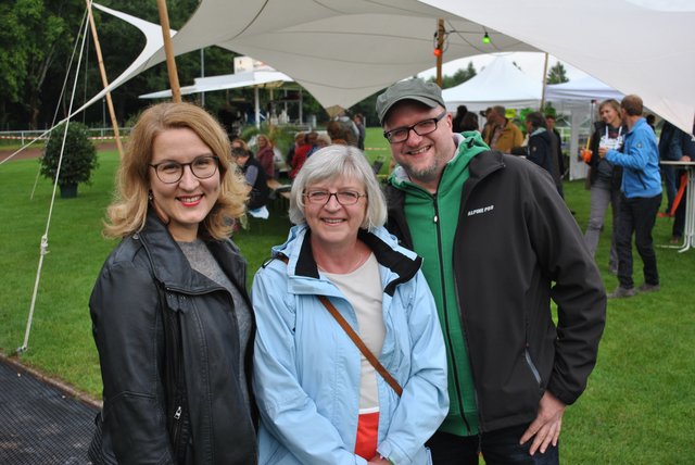 "Eine tolle Atmosphäre" (v. li.): Svetlana Petruk-Meyer, Marianne Weisner und Jochen Meyer genossen den Abend