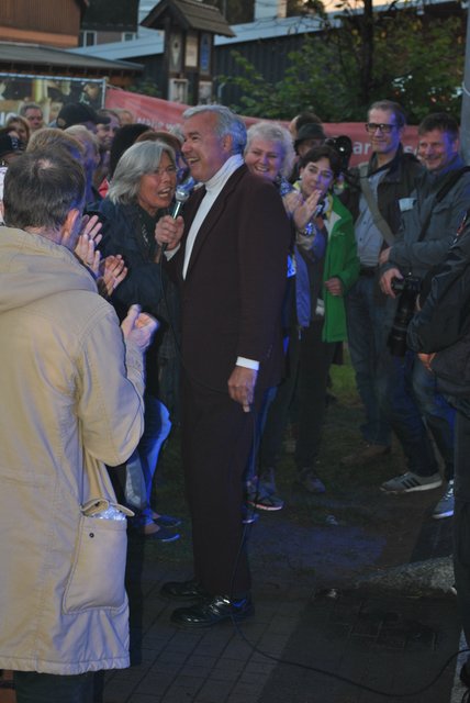 Spontane Einlage: Für seinen aus Recklinghausen angereisten Fan Regina sang Stefan Gwildis vor der Bühne ein Geburtstagsständchen