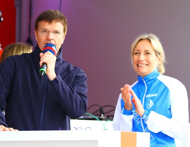 Dirk Böge vom NDR und Andrea Steer von Blau-Weiss Buchholz führten am Moderatorenpult durch das Programm