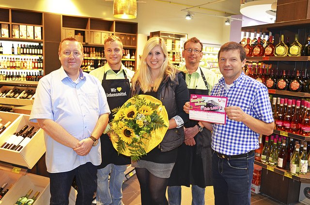 Freude bei der Gewinnübergabe (v.li.): Ingo Schreiber, Friedrich Beermann, Denise Heimann, Jörg Friedrich und Ulf Schreiber