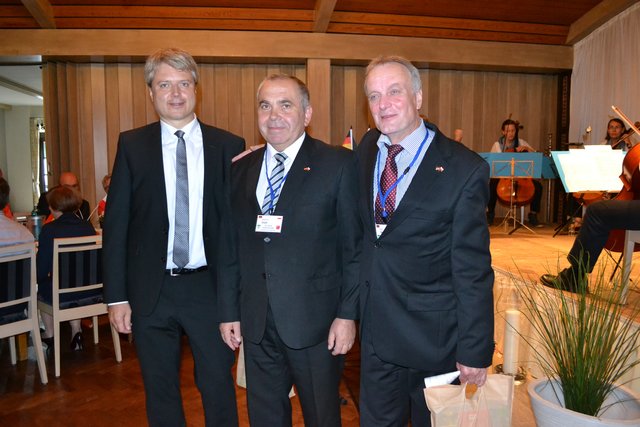 Wladyslaw Szyk (Mi.), Sekretär des Landkreises Lubaczow, bedankte sich mit Präsenten bei Tostedts Samtgemeinde-Bürgermeister Dr. Peter Dörsam (li.) und Tostedts Bürgermeister Gerhard Netzel