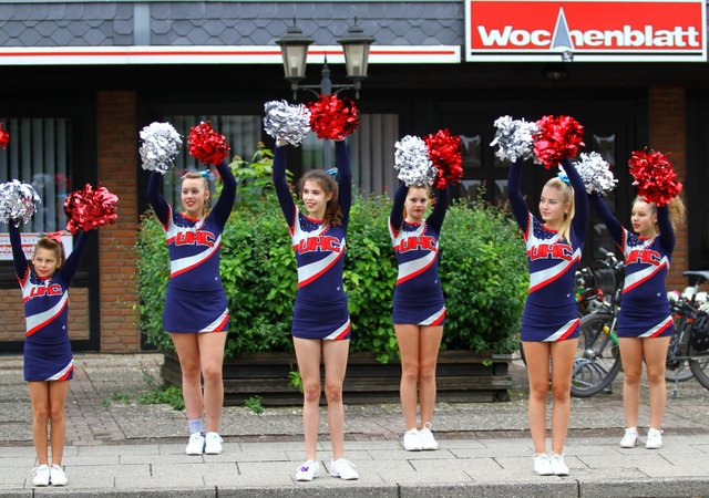 Tolle Stimmung an der Bendestorfer Straße in Buchholz: Die Cheerleader von Blau-Weiss begrüßten die Rennradler