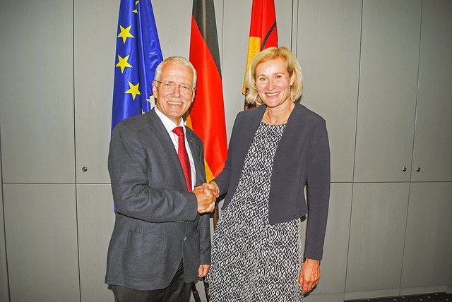 Albert G. Paulisch übergab die Amtsgeschäfte an Simone Skibba