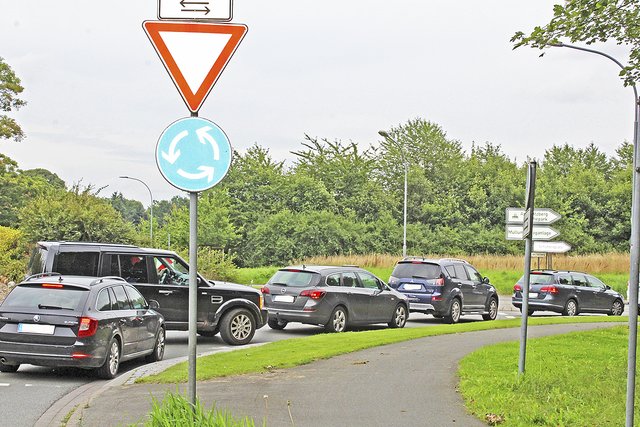 Der Kreisel wird durch den Anlieferungsverkehr der Umschlaganlage blockiert