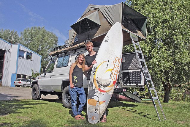 Das Surfbrett muss mit nach Afrka: Lisa Fischbach und Timo Umland lieben Wellenreiten