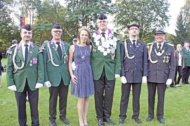 Das Königshaus des SV Sprötze-Kakenstorf: (v. li.) Marco Lehmann, Harm Bartels, Königin Marlene Bartels, König Dirk Horstmann, Florian Foth und Peter Kröger