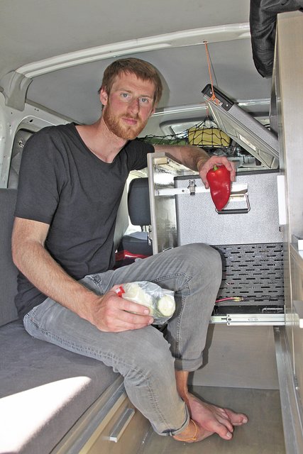 High-Tech-Kühlbox an Bord des Geländewagens: Timo Umland sucht Gemüse fürs Mittagessen raus