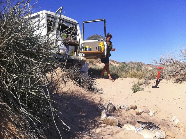 Lisa Fischbach bei eine Rast an der Westküste Australiens | Foto: Umland/Fischbach privat