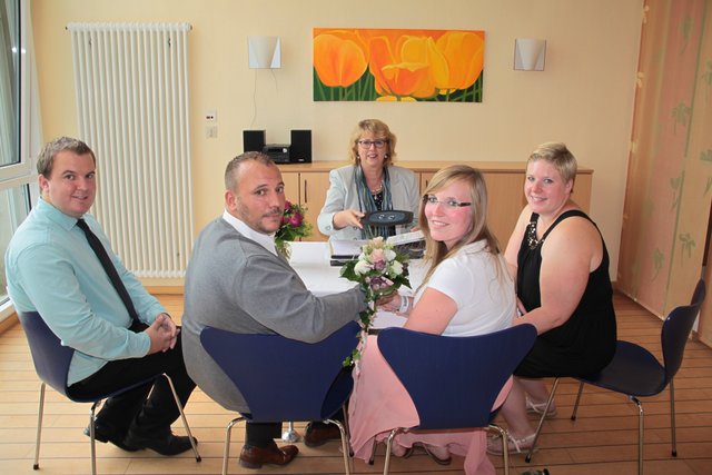 Das Brautpaar Björn Wellm und Petra Eylmann (Mitte) mit der Standesbeamtin Angela Baciulis (hi.). Trauzeugen waren Björns Bruder Nico Wellm und Petras beste Freundin Michaela Rathmann