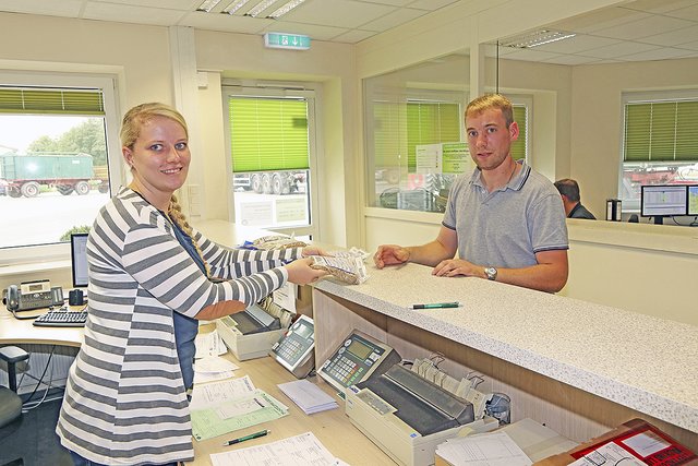 Sandra Schmidt zeigt ihrem Kollegen Eike Michelis die Getreideprobe