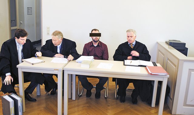 Der Angeklagte (2. v. re.) mit seinen Verteidigern (v. li.) Johannes Rauwald, Dr. Gerhard Strate und Andreas Harms