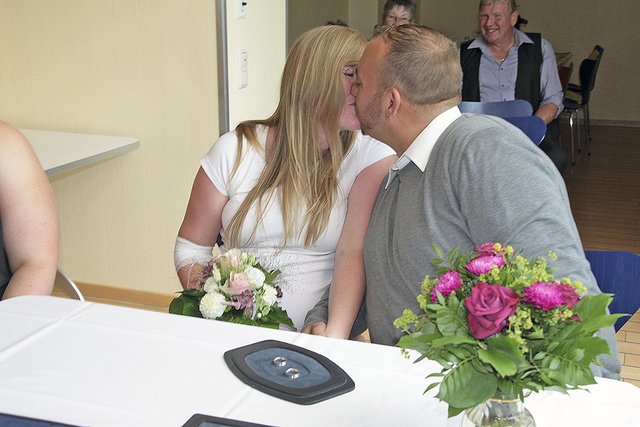 Hochzeitskuss im Patienten-Speisesaal: die schwangere Petra und der werdende Vater Björn Wellm