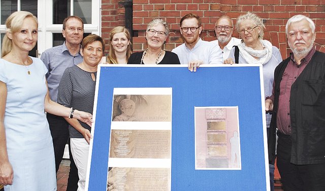 Mitglieder des Kulturausschusses, Mitarbeiter der Hansestadt, Sponsor Michael Bruns (3. v. re.) sowie die Künstler Christa Donatius und Michael Jalowczarz (beide re.) stellten jetzt den Mahnmal-Entwurf vor