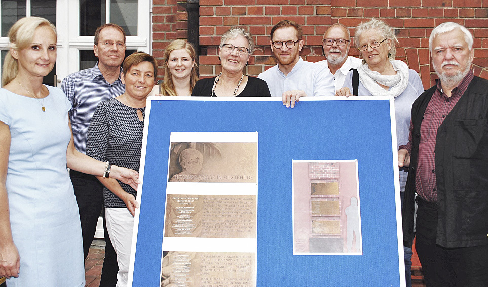 Mitglieder des Kulturausschusses, Mitarbeiter der Hansestadt, Sponsor Michael Bruns (3. v. re.) sowie die Künstler Christa Donatius und Michael Jalowczarz (beide re.) stellten jetzt den Mahnmal-Entwurf vor