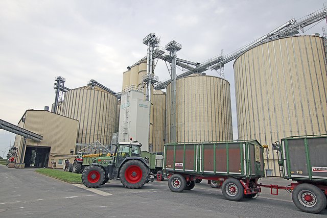 Vor den gewaltigen Silotürmen stehen die Treckergespanne an Fotos: jd
