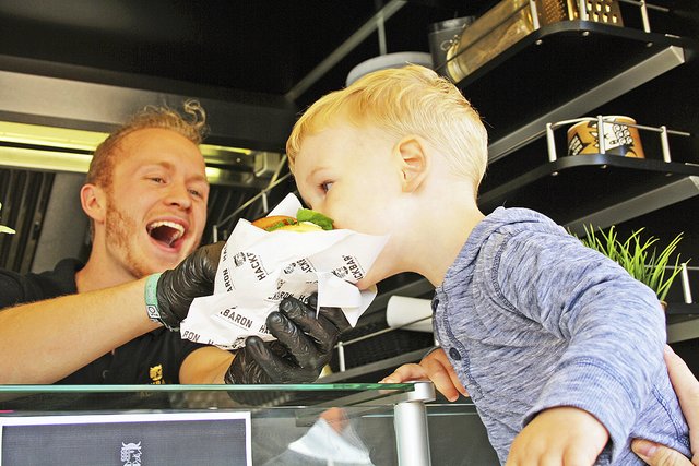 ...der kleine Matti (2) ließ sich nicht lange bitten. Ihm schmeckte es prima bei "Hackbaron"