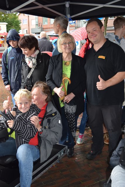 Echtes Rennwagen-Gefühl testete der kleine Max zusammen mit seinem Großvater Günter Ilchmann, Ingelore Laudahn (Reifen-Laudahn) und Sascha Henke von Pirelli aus (v. li.)