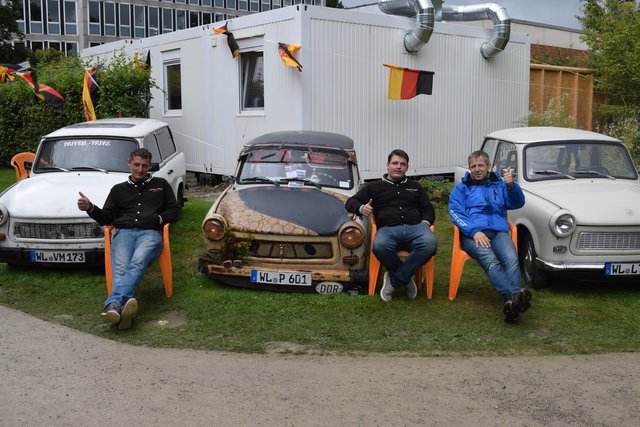 Stefan, Christian und Jens (v. li.) haben sich altem DDR-Blech verschrieben und präsentierten am vergangenen Sonntag ihre geliebten Trabanten