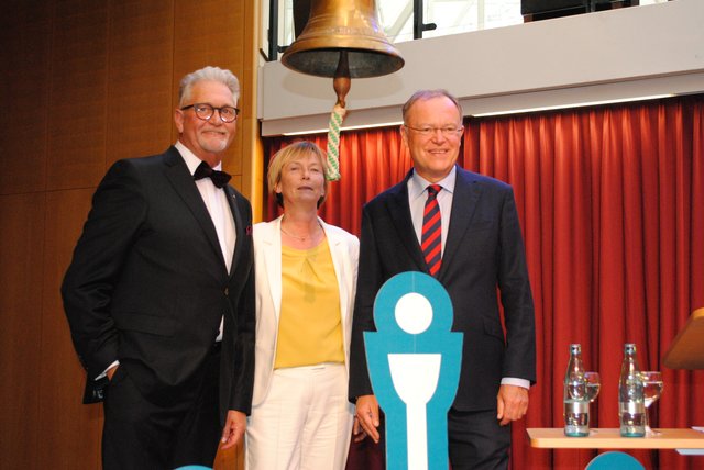 Stadeum-Chef Egon Ahrens (li.), Stades Bürgermeisterin Silvia Nieber und Ministerpräsident Stefan Weil bei der feierlichen Eröffnung des Kulturfestivals