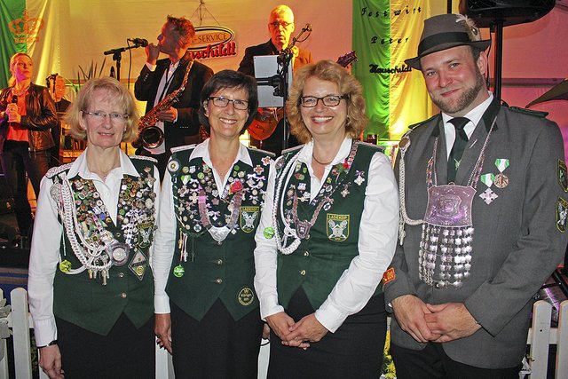 Damenkönigin Gisela Lieske (2. v. li.) mit Adjutantin Iris Quast (li.), Bester Dame Claudia Janentzky und BEstem Mann Heiko Bröhan