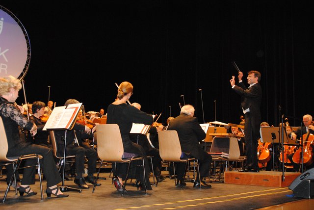 Das Philharmonische Orchester Bremerhaven unter der Leitung von Marc Niemann (re.)