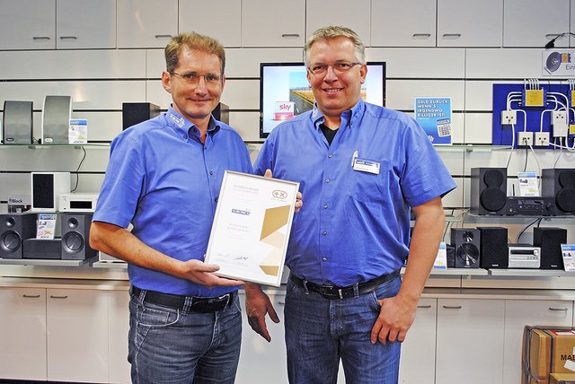 Oliver Streeck (re.) und Michael Schreder mit der Urkunde für den Plux X Award