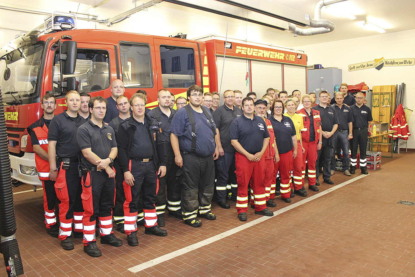 Teilnehmer der Katastrophenschutz-Funkübung im Feuerwehrgerätehaus in Hammah