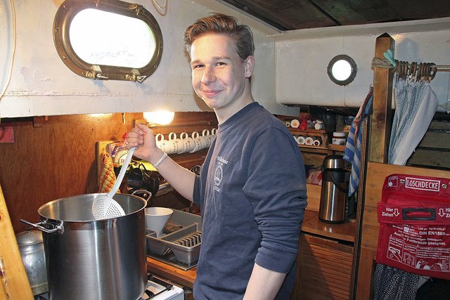 Spaß als Smutje: Jerome Boldt schwingt in der Kombüse den Kochlöffel