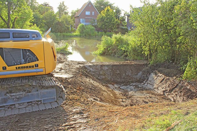 Hier war früher eine Wendestelle für Schiffe. Außerdem verlaufen zwei unterschiedlich alte Siele unter dem Deich. Inwiefern sie für den Schaden verantwortlich sind, ist unklarn Fotos: bc/Ulferts