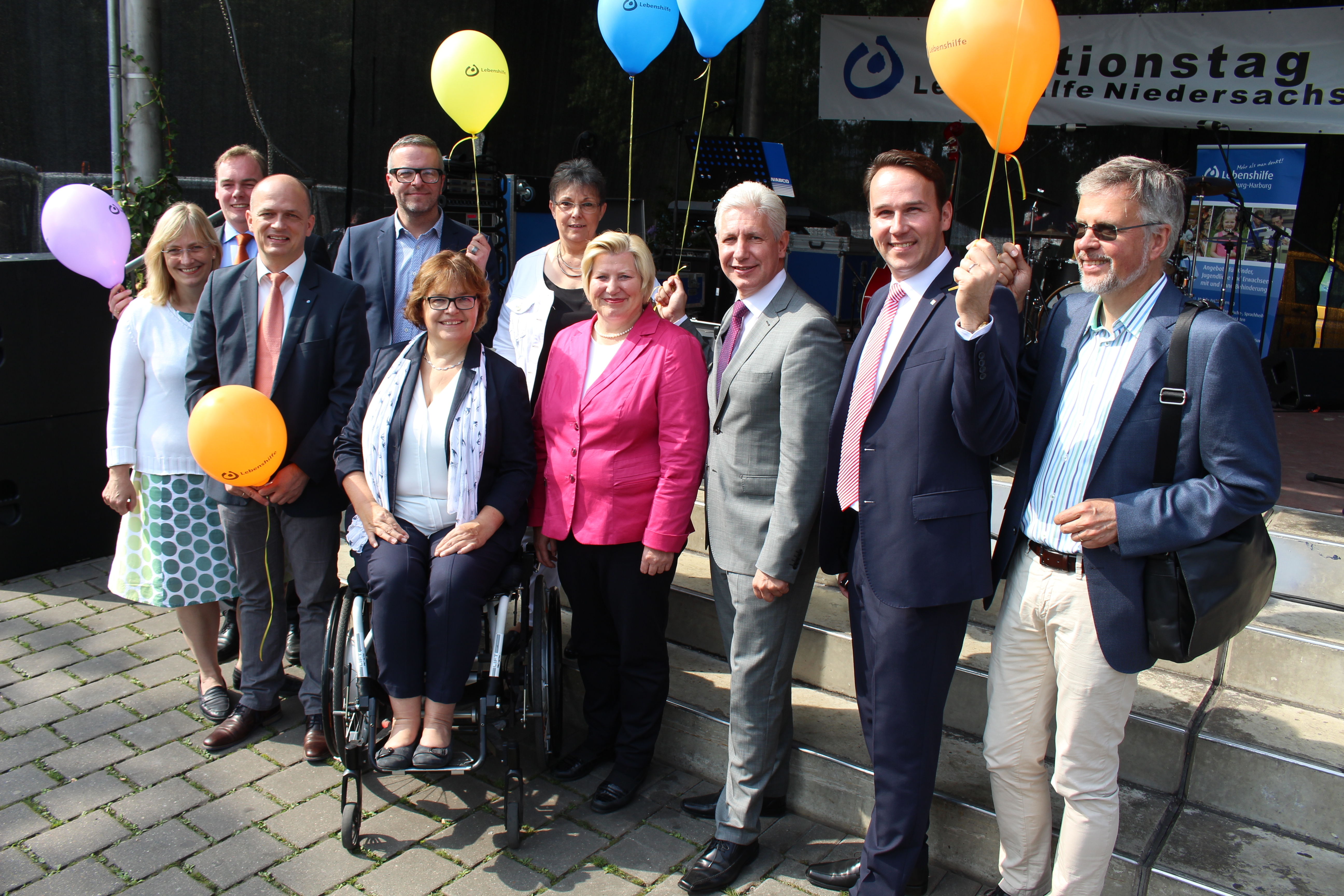 Landrat Rainer Rempe (3. v. re.) eröffnete gemeinsam mit Sozialministerin Cornelia Rundt (4. v. re.) sowie Lebenshilfe-Vertretern den Aktionstag in Winsen