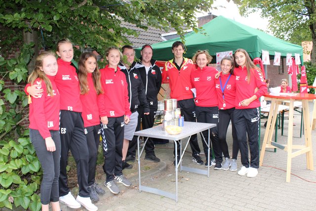 Am Stand des SV Beckdorf konnten Besucher beim Dosenwerfen u.a. Eintrittskarten für ein Handballspiel der 1. Herren gewinnen